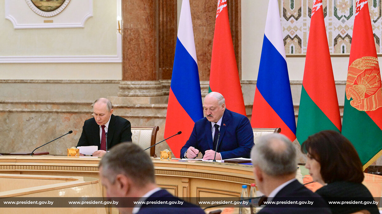 «Орешник» в Беларуси, несколько договоров и роуминг. Итоги встречи Путина и Лукашенко в Минске «Орешник» в Беларуси, несколько договоров и роуминг. Итоги встречи Путина и Лукашенко в Минске
